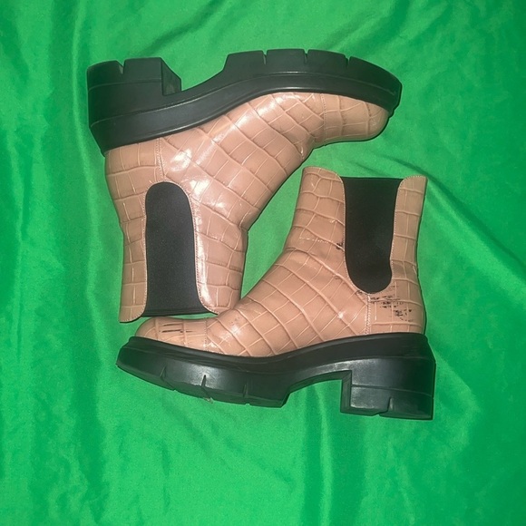 Stuart Weitzman Women's Croc-Embossed Ankle Combat Boots in Tan size 37 - Picture 2 of 15